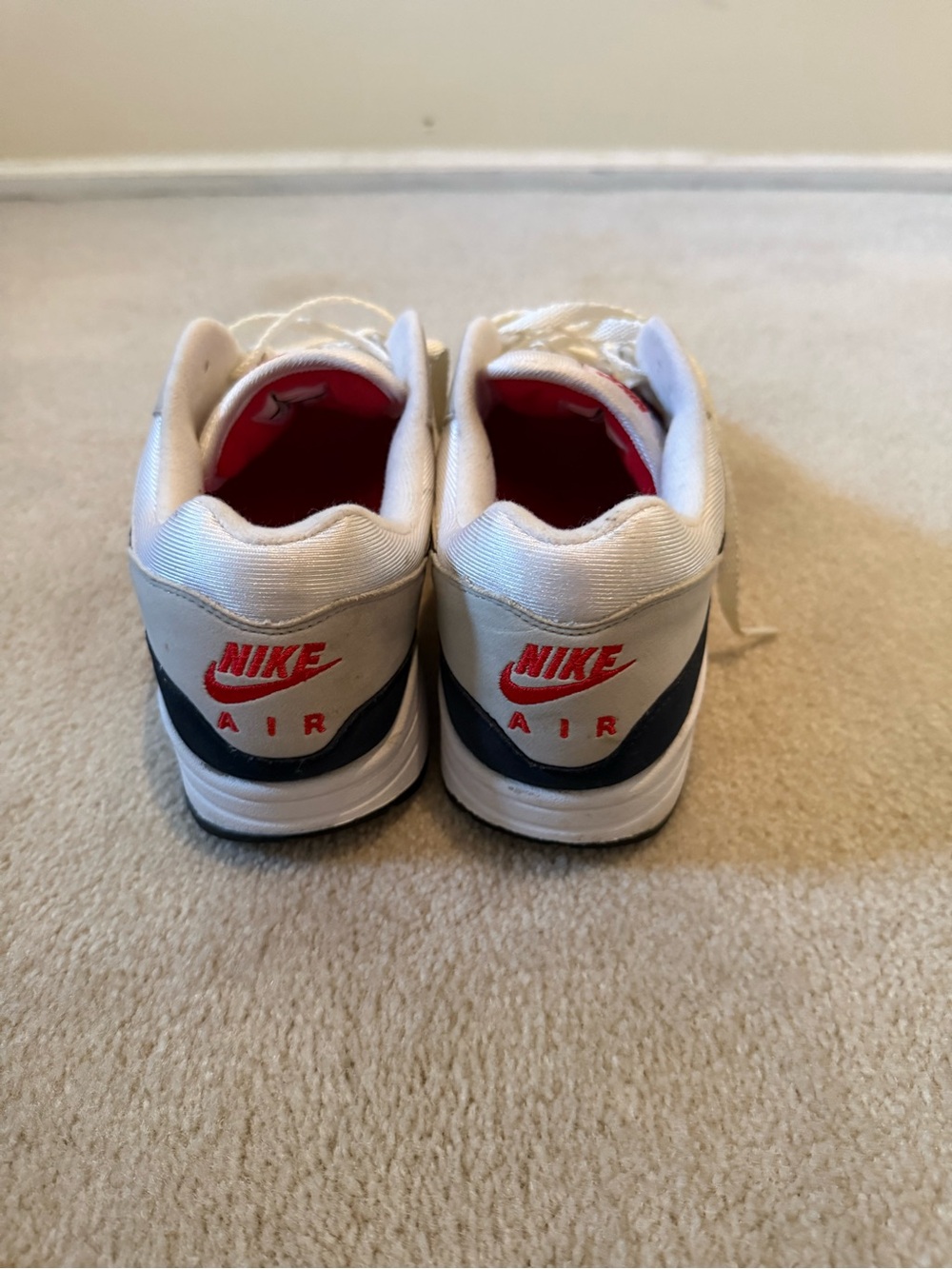 Nike Men’s Sneakers in White, navy and red accent - Picture 3 of 3